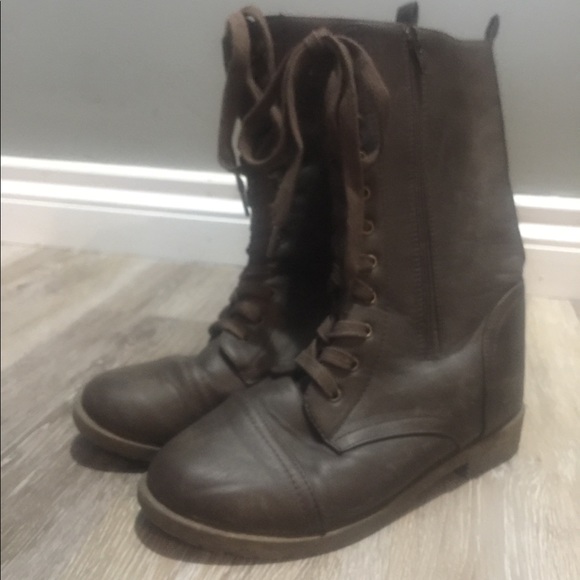 Cute laced up boots - Picture 3 of 3